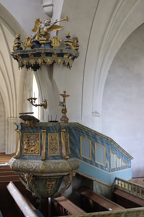 Hållnäs kyrka, interno