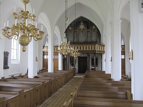Höja kyrka, interno